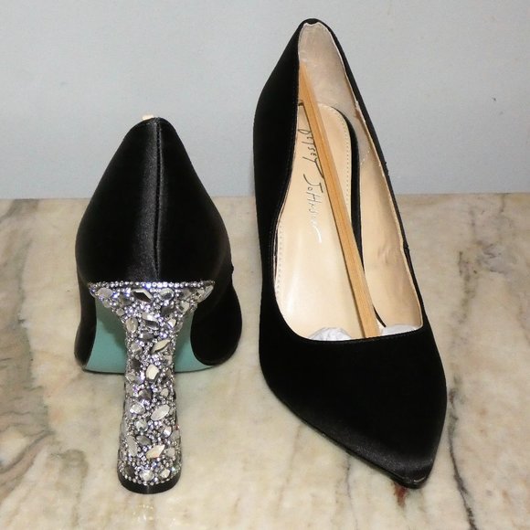 Will Sell!! Betsey Johnson Women's Corie Pump, Black Satin Block Heel, 8  M - Picture 2 of 11
